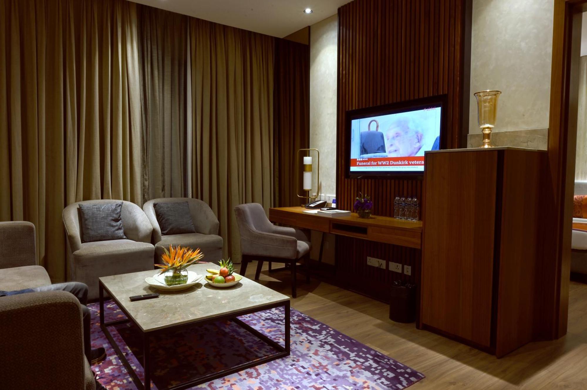 加尔各答威万塔em岔路酒店 外观 照片 Living room of a suite at the hotel