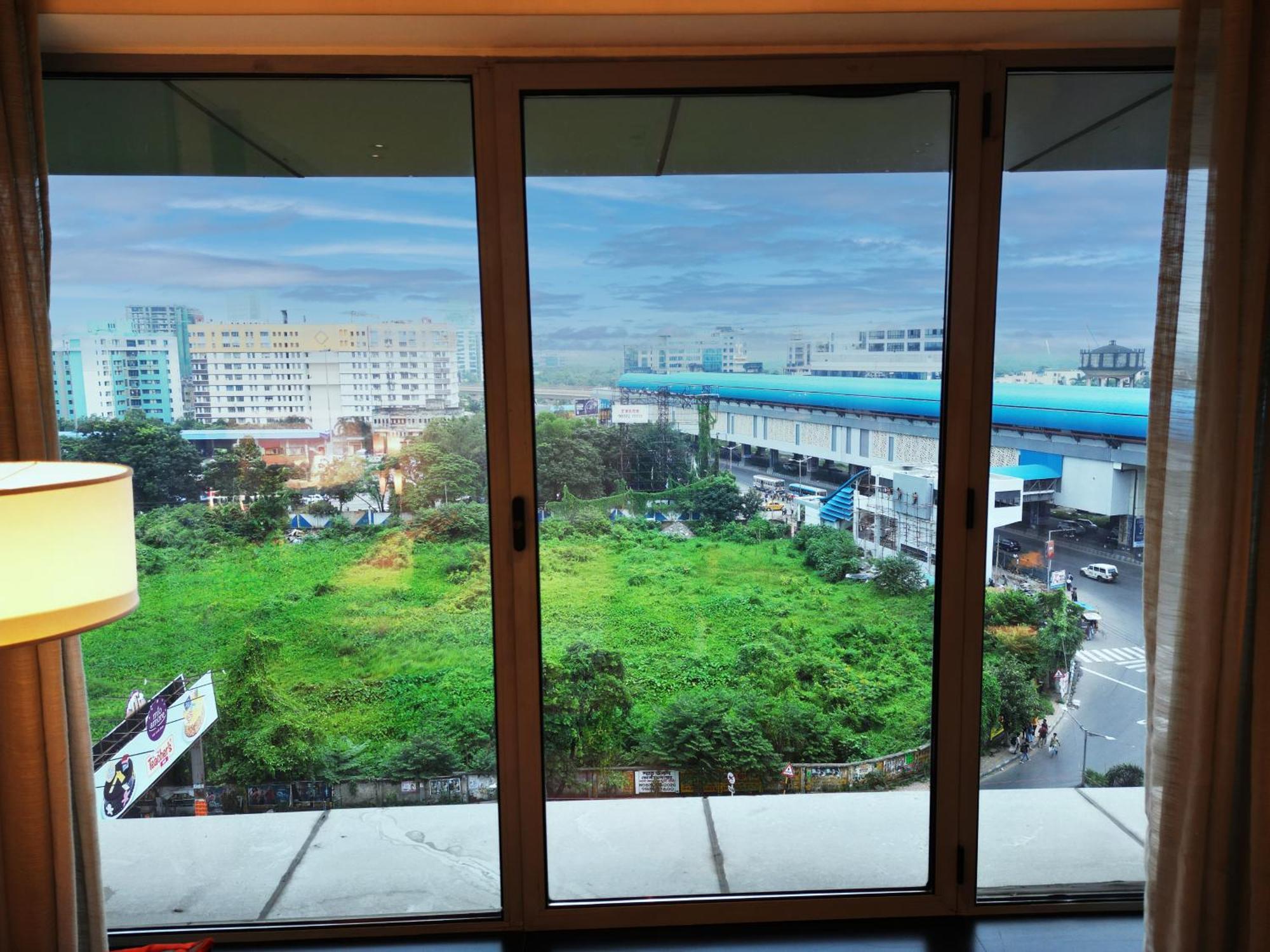 加尔各答威万塔em岔路酒店 外观 照片 View of the station from a nearby hotel