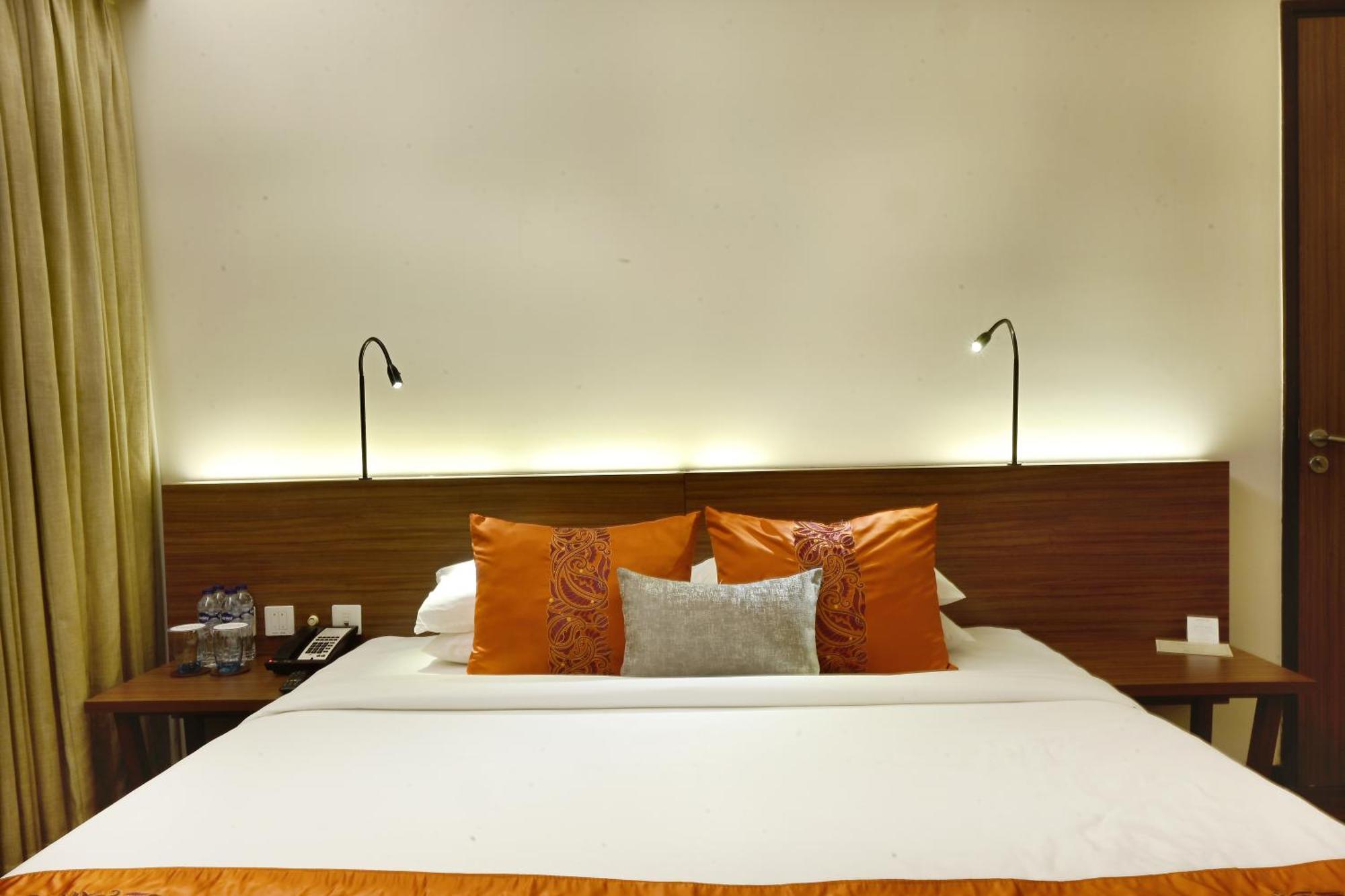 加尔各答威万塔em岔路酒店 外观 照片 A bed in a hotel room