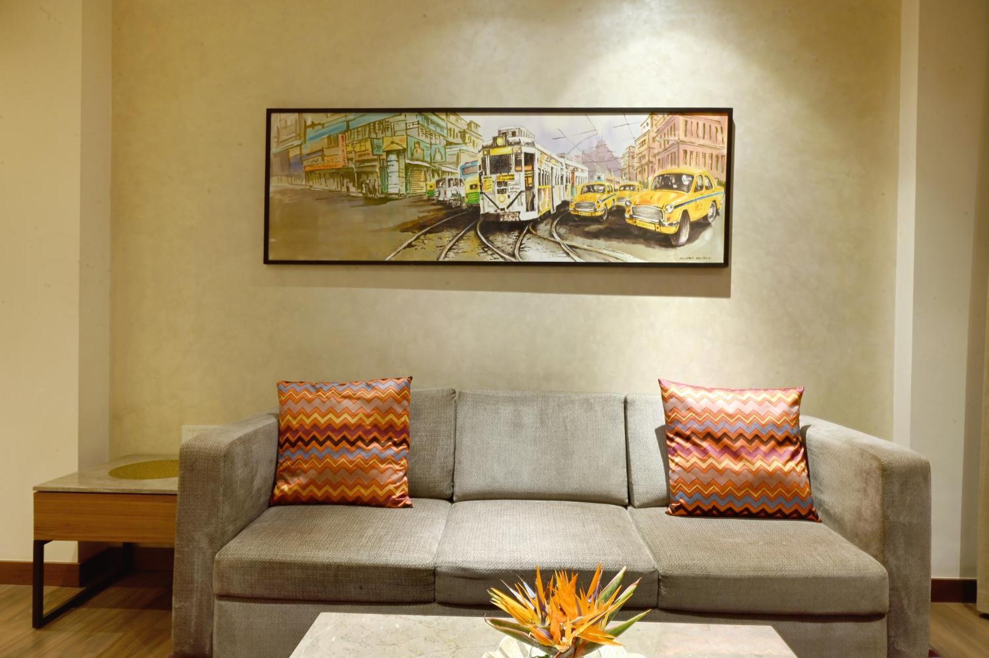 加尔各答威万塔em岔路酒店 外观 照片 A three-seat sofa