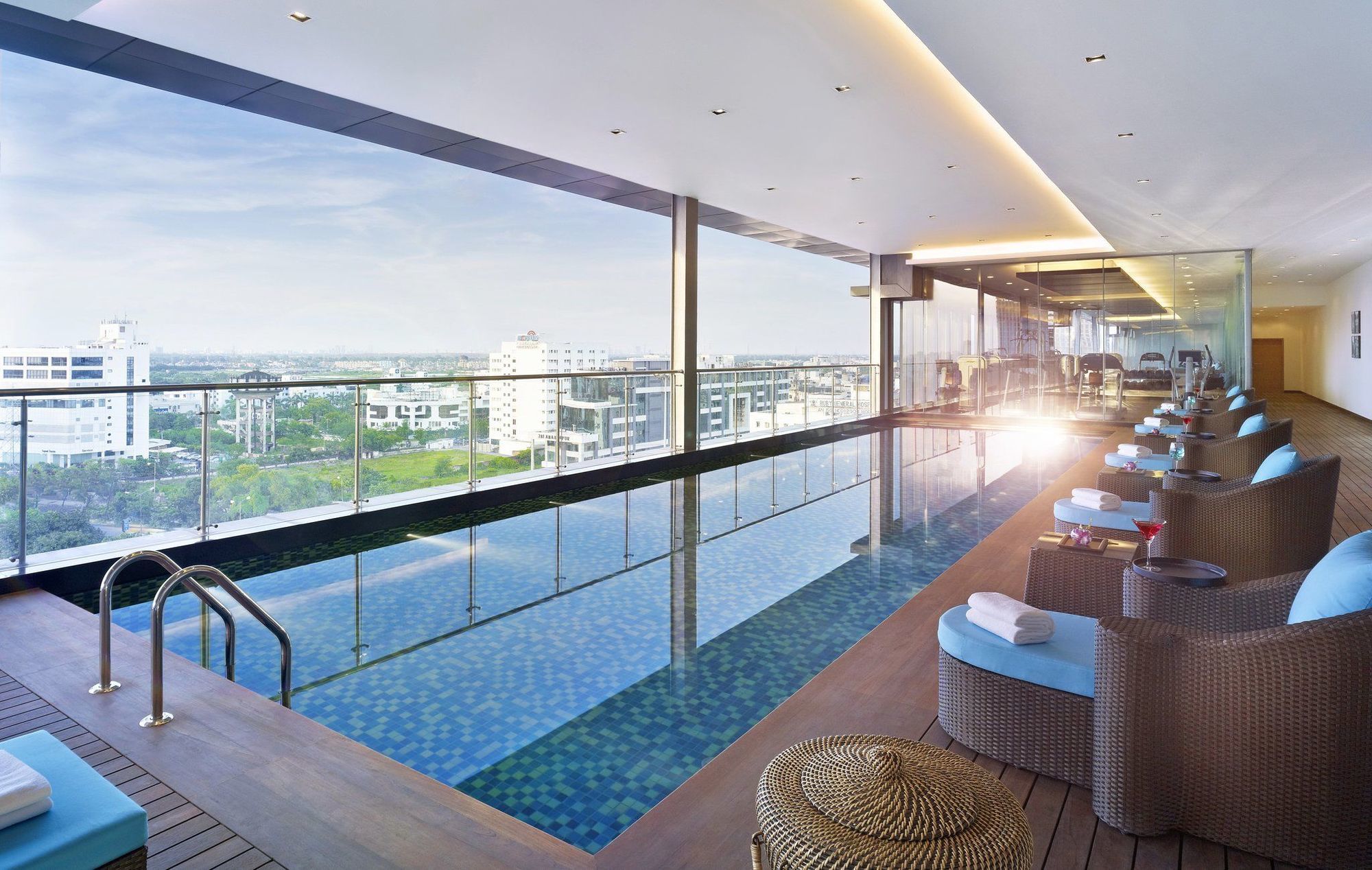 加尔各答威万塔em岔路酒店 设施 照片 The pool at the 360° Sky Lounge